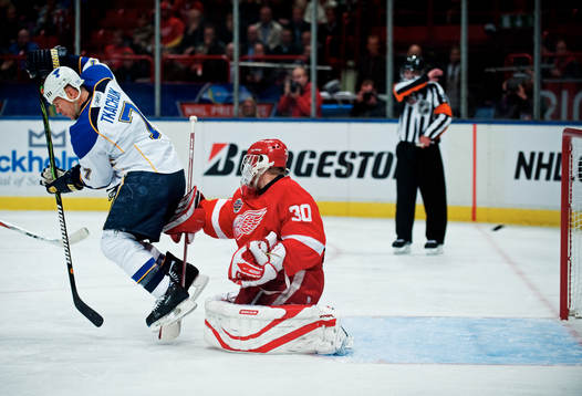 Keith Tkachuk, St Louis, styr ett skott utanför Chris