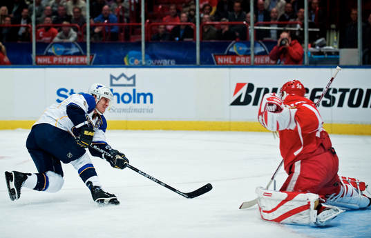 Paul Kariya, St Louis, skjuter in 3-4-pucken bakom Chris
