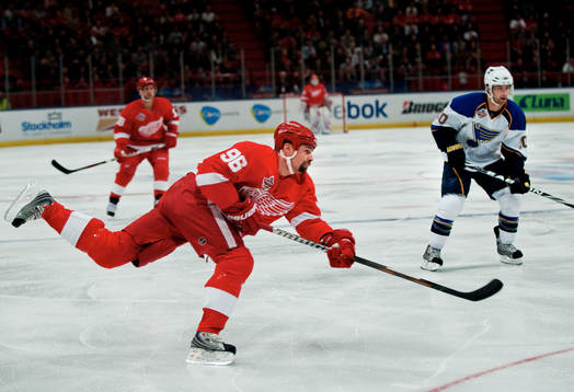 Tomas Holmström, Detroit, skjuter mot mål