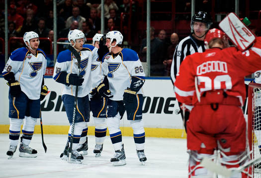 B.J. Crombeen, St Louis, gratuleras till sitt 3-3-mål