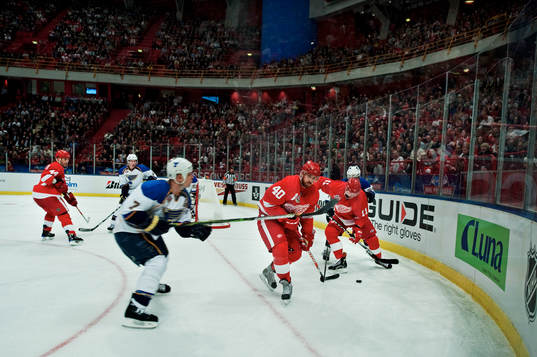 Keith Tkachuk, St Louis, är på väg att tackla Henrik