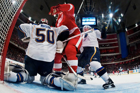 Paul Kariya, St Louis, trycker till Johan Franzén,