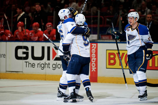 Paul Kariya, St Louis, gratuleras till sitt 3-4-mål.