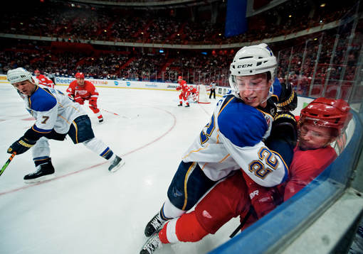 Brad Boyes, St Louis, tacklar Niklas Kronwall, Detroit