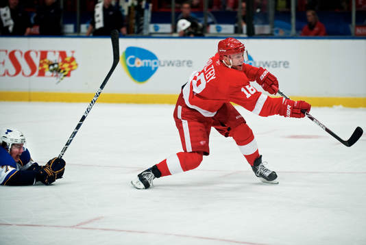 T.J. Oshie, St Louis, kastar sig