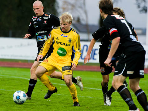 Jonas Lindh, Ängelholm, omgiven av Trollhättan-spelare