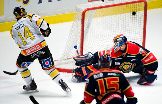 Stephen Dixon, Brynäs, reducerar på Gustaf Wesslau,