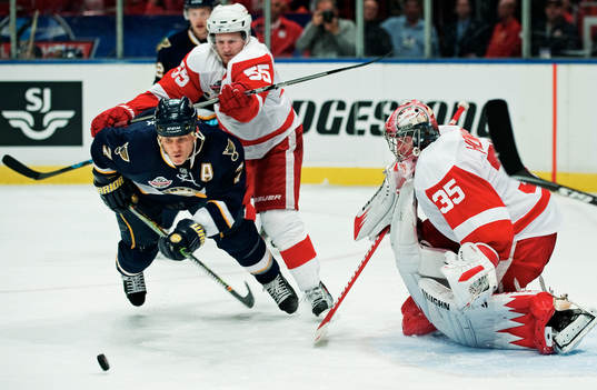 Niklas Kronwall, Detroit, tacklar Keith Tkachuk, St Louis,