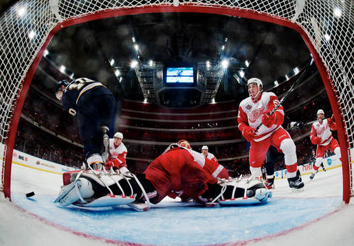 Jonathan Ericsson, Detroit, ser på när Andy McDonald, St