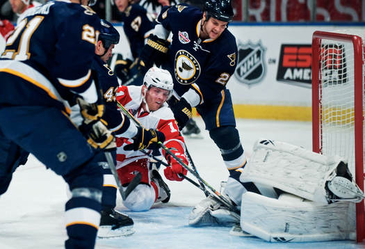 Dan Cleary, Detroit, försöker stöta in pucken