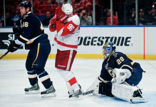 Tomas Holmström, Detroit, står framför mål för att