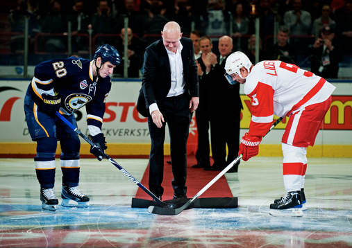 Mats Sundin släpper pucken när Alexander Steen, St Louis,