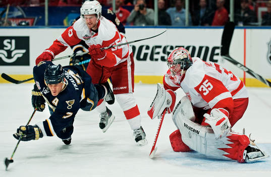 Niklas Kronwall, Detroit, tacklar Keith Tkachuk, St Louis,
