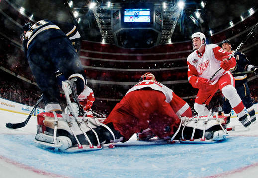 Jonathan Ericsson, Detroit, ser på när Andy McDonald, St