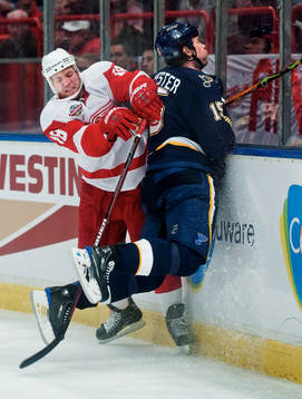 Kirk Maltby, Detroit, tacklar Brad Winchester, St Louis