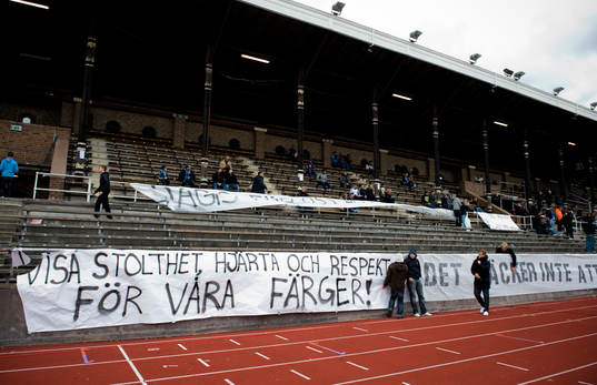 Djurgårdsfansen demonstrerar med 15 minuter bakom