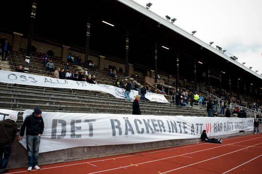 Djurgårdsfansen demonstrerar med 15 minuter bakom