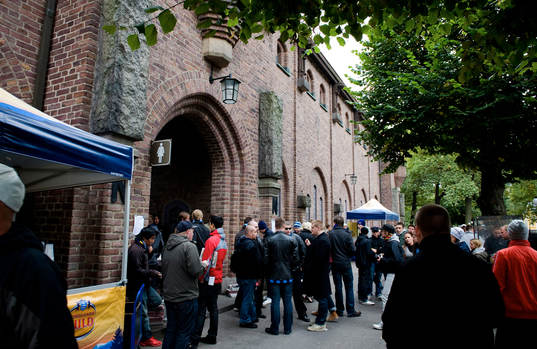 Djurgårdsfansen demonstrerar med 15 minuter bakom