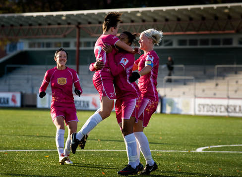 Nera Smajic, Ldb har gjort 1-0. Jubel med Therese Sjögran,