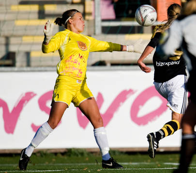 Stephanie Öhrström, målvakt Ldb räddar en chans