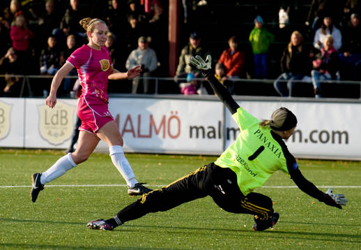 Manon Melis, Ldb gör 2-0 bakom Maja Åström målvakt AIK