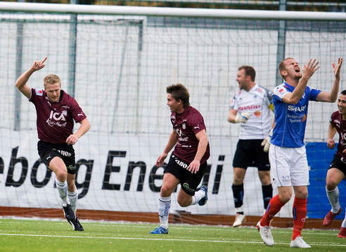 Anders Augustsson, Qviding, gör 2-0. Jubel. Pontus