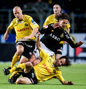 Iván Obolo, AIK, hårt ansatt av Helgi Danielsson och
