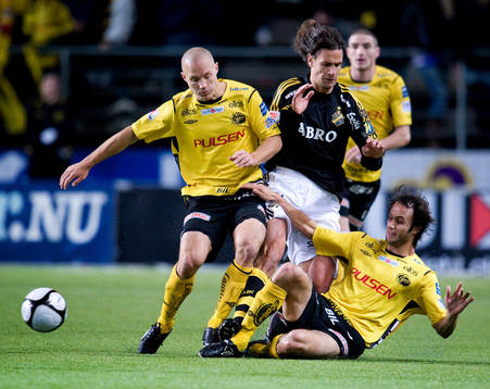 Iván Obolo, AIK, hårt ansatt av Helgi Danielsson och