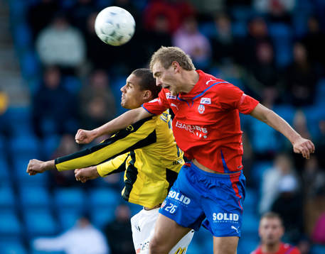 Mathias Ranegie i nickduell med Joel Ekstrand