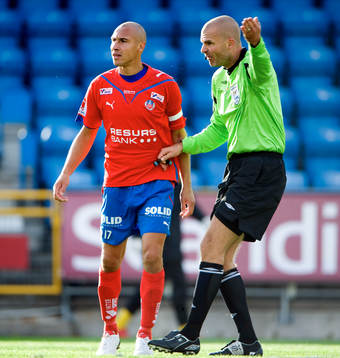Henrik Larsson och domare Michael Lerjéus