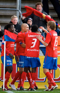 1-0 Henrik Larsson, som grattas. Jubel