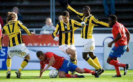 Marcus Lantz omringad av Häcken-spelare