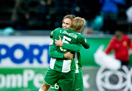 Simon Helg, och Emil Johansson, Hammarby kramas om