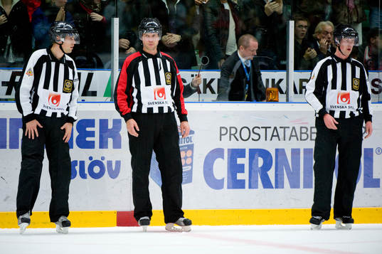 Domare Ulf Rönnmark och hans två assisterande domare