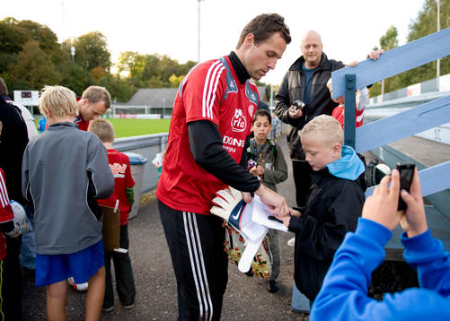Thomas Sörensen, målvakt skriver autografer