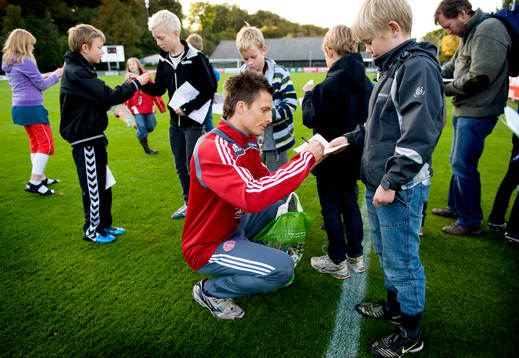 Jesper Bech skriver autografer till unga supporters som