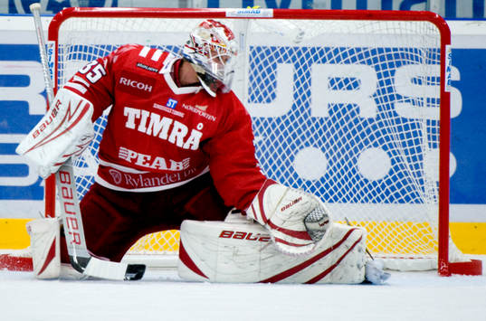 Anders Lindbäck, målvakt Timrå ser i nätet och det