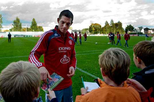 Daniel Agger skriver autografer till några unga supporters