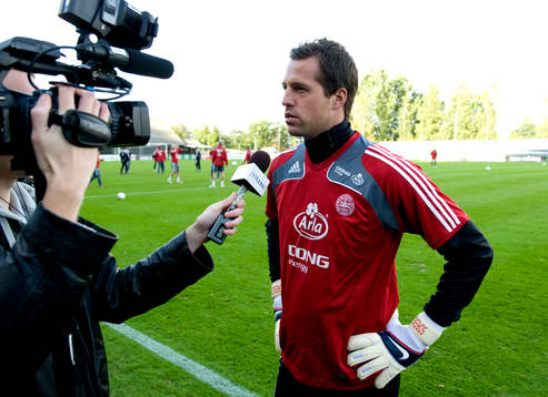 Thomas Sörensen, målvakt ger intervjuver innan träningen