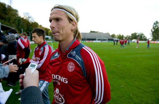 Christian Poulsen ger intevjuer till Media innan träningen