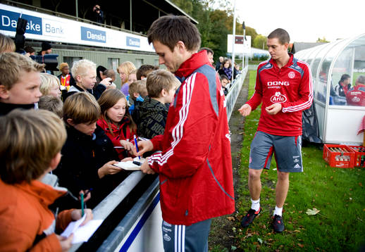 William Kvist och Daniel Agger skriver autografer innan