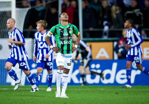Wanderson do Carmo, GAIS, sätter frispark i stolpen. Depp