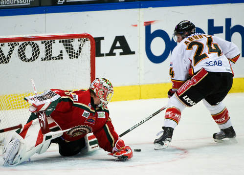 Cam Abbott, Luleå. Johan Holmqvist, målvakt, Frölunda