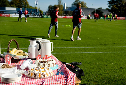 Danska landslaget blev bjudna på kaffe och tårta eftersom