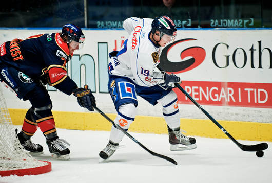 Andreas Holmqvist, Djurgården, försöker att få tag i