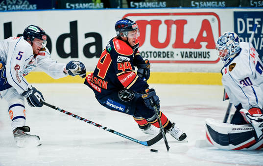 Daniel Fernholm, Linköping, försöker att få tag i