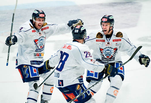 Erik Andersson och Sebastian Karlsson gratulerar Niclas