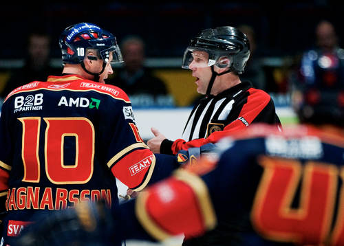 Thomas Andersson, domare, pratar med Marcus Ragnarsson,