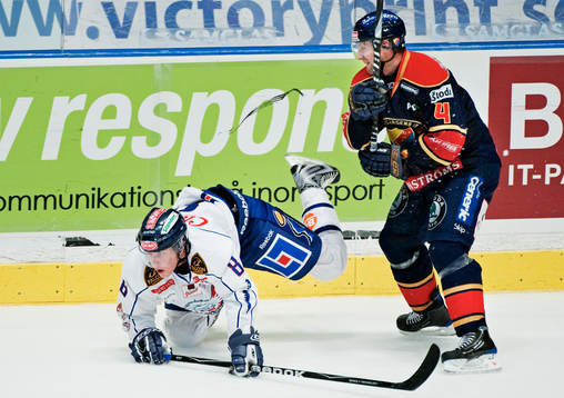 Viktor Ekbom, Linköping, på fall framför Marcus Nilson,
