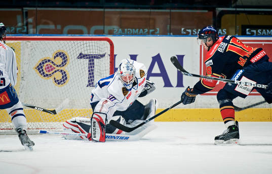 Michael Holmqvist, Djurgården, skjuter in 1-0 bakom
